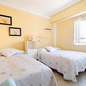 Habitación triple con aire acondicionado, cama de matrimonio y una de cuerpo y medio a kilómetro y pico de la playa